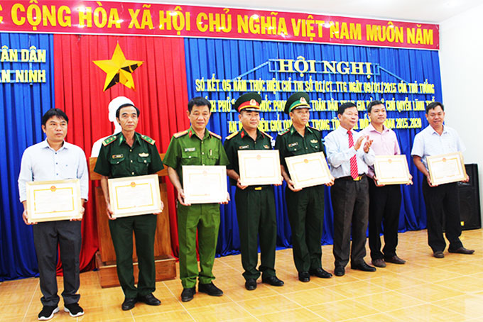 Lãnh đạo huyện Vạn Ninh khen thưởng cho 7 tập thể đạt thành tích xuất sắc.