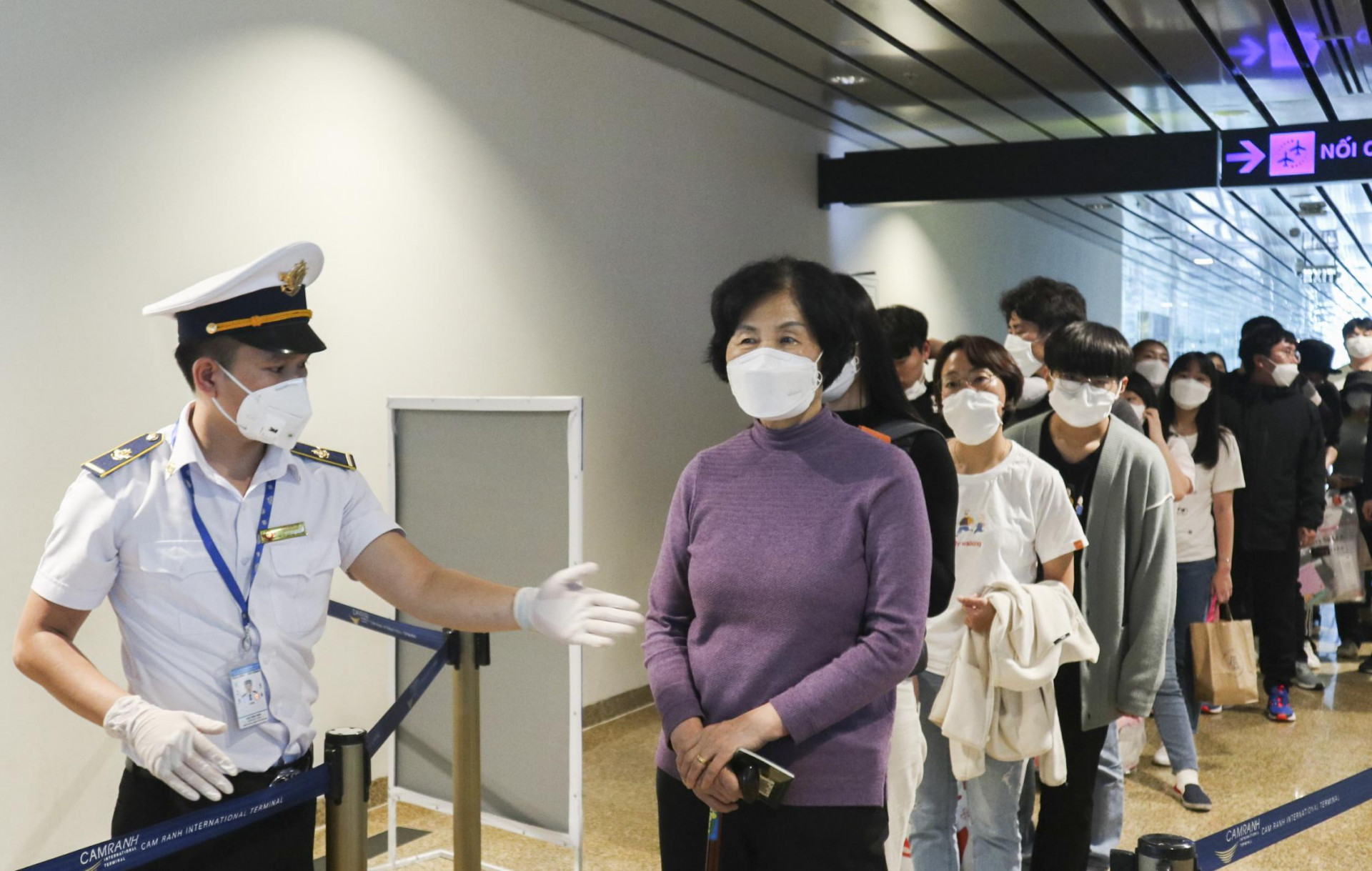 Kiểm tra sức khoẻ hành khách tại Sân bay Quốc tế Cam Ranh