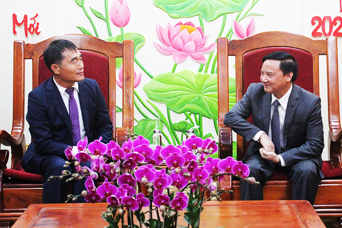 Ông Nguyễn Khắc Định (bên phải) tiếp Tổng Giám đốc HVS.