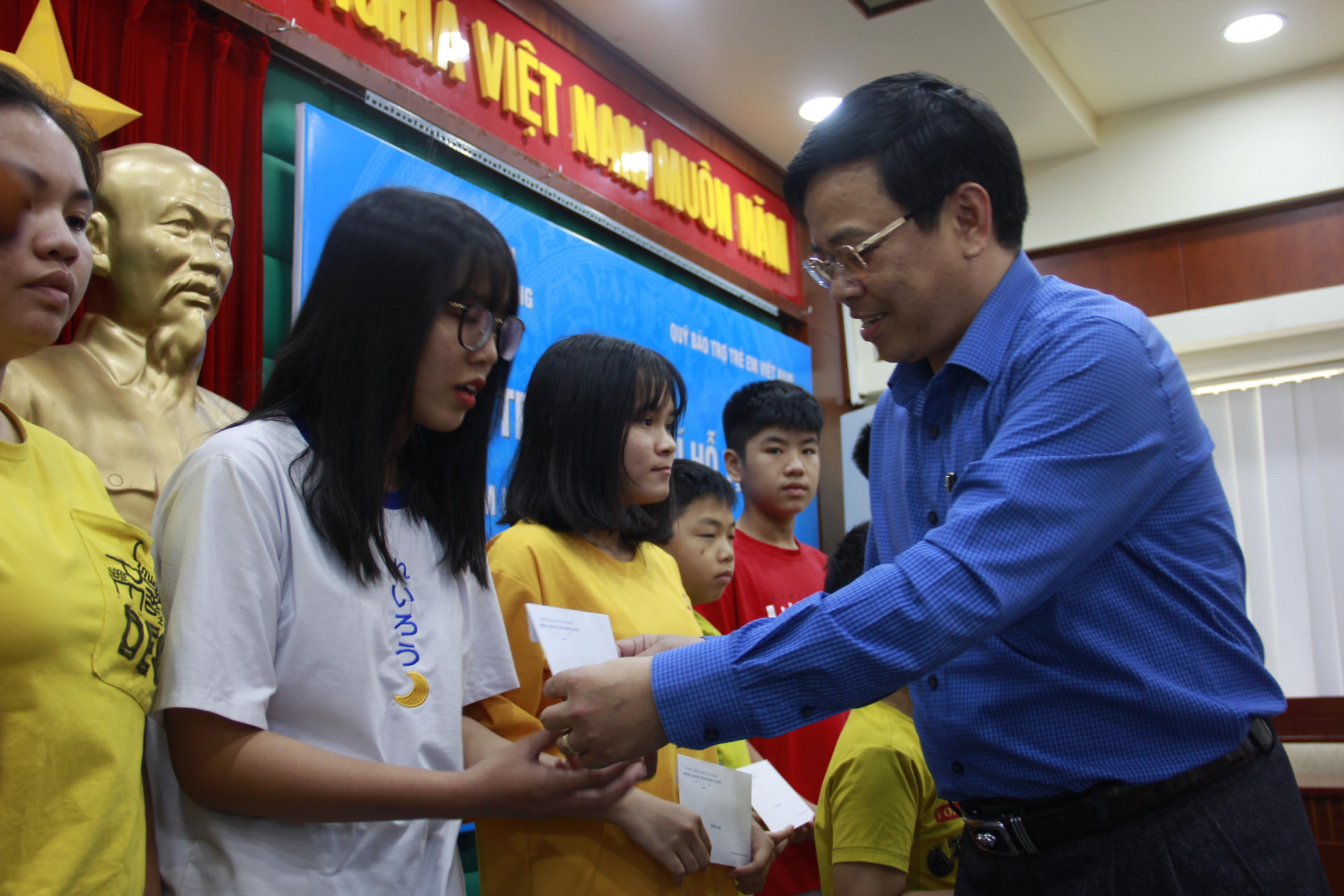 Ông Nguyễn Sỹ Khánh – Phó Chủ tịch UBND TP Nha Trang trao kinh phí hỗ trợ cho các em tại buổi lễ