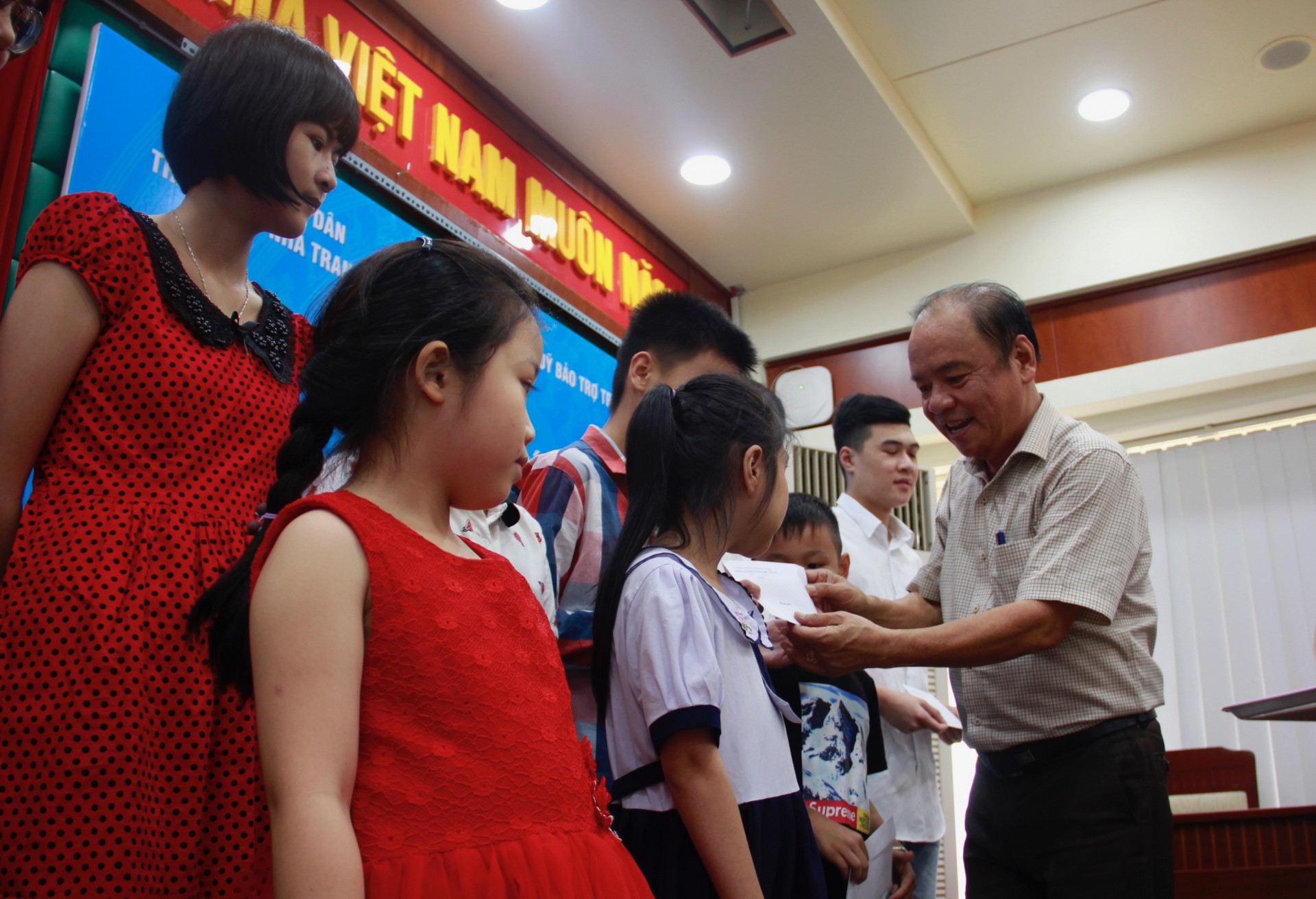 Ông Võ Bình Tân – Phó Giám đốc Sở Lao động, Thương binh, Xã hội tỉnh trao kinh phí hỗ trợ cho các em