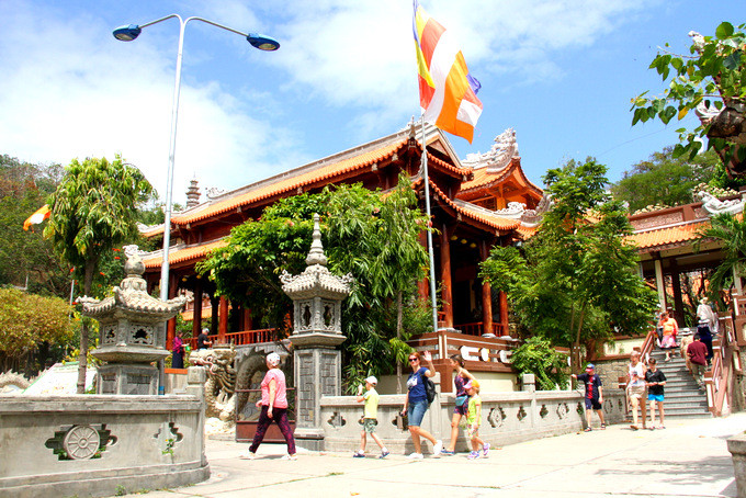  Khách du lịch Nga tham quan chùa Long Sơn, Nha Trang