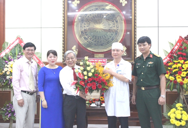 Ông Lê Xuân Thân tặng hoa, chúc mừng tại Bệnh viện Quân y 87.