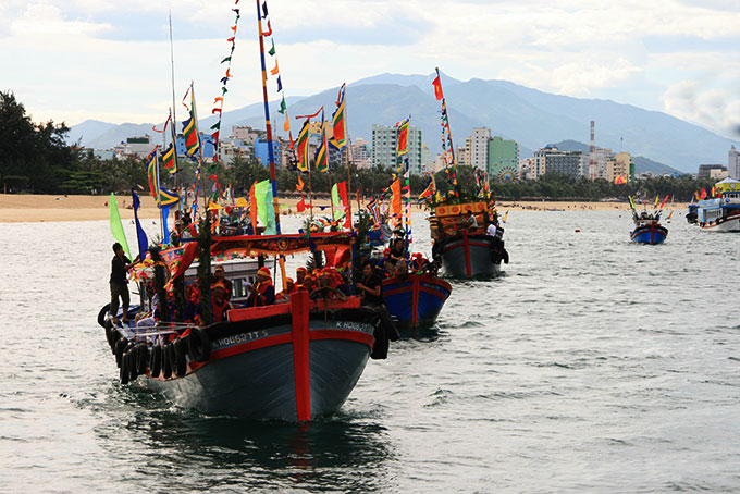 Lễ rước nghinh ông trên biển trong lễ hội cầu ngư  do ngư dân phường Vĩnh Trường tổ chức. (Ảnh minh họa)   