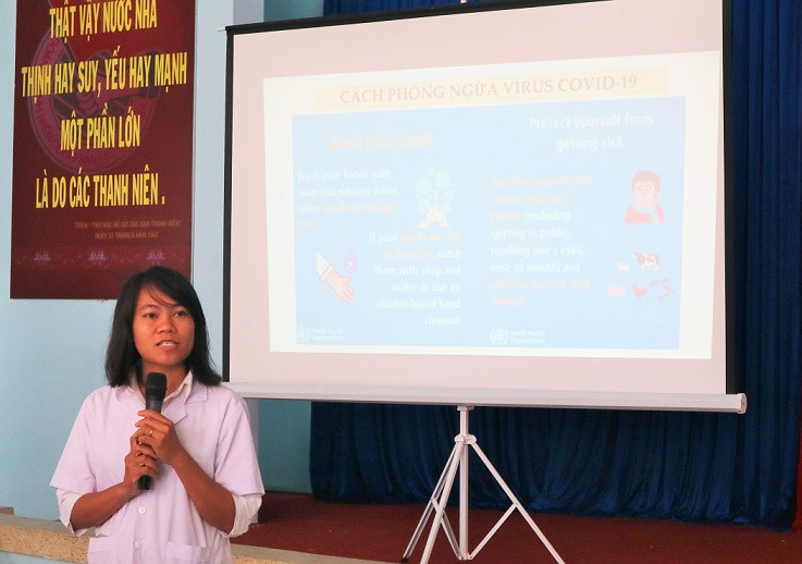 Tiến sĩ Hà Thị Hải Yến, giảng viên Trường Đại học Nha Trang hướng dẫn quy trình pha chế nước rửa tay theo công thức của WHO.