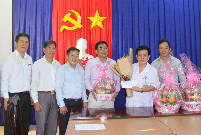  Lãnh đọa Hiệp hội Du lịch Nha Trang - Khánh Hòa tặng quà cho cán bộ, nhân viên Bệnh viện Bệnh Nhiệt đới tỉnh
