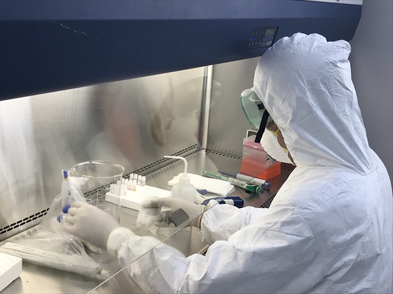 Thực hiện mẫu xét nghiệm nghi nhiễm Covid - 19 tại Viện Pasteur Nha Trang