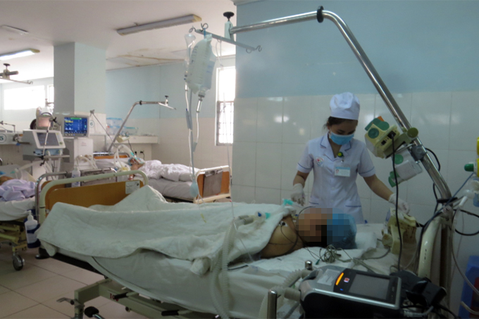 Y tá Bệnh viện Đa khoa tỉnh đang chăm sóc cho bệnh nhân bị ngộ độc nặng do ăn ốc bùn bóng