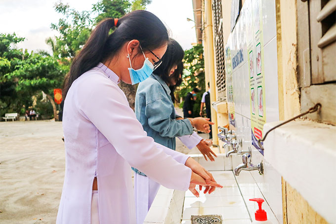 Ngày đầu tiên học sinh cấp Trung học phổ thông đi học trở lại: Nhiều giải pháp đảm bảo sức khỏe