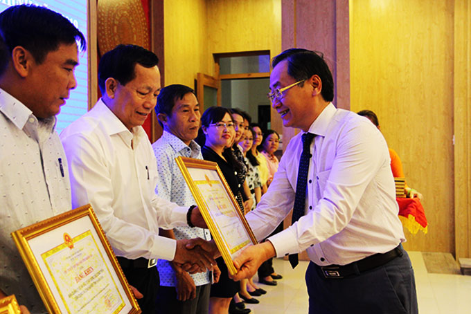 Đồng chí Nguyễn Đắc Tài - Phó Chủ tịch Thường trực UBND tỉnh trao bằng khen của UBND tỉnh  cho các tập thể xuất sắc trong công tác cải cách hành chính năm 2019.