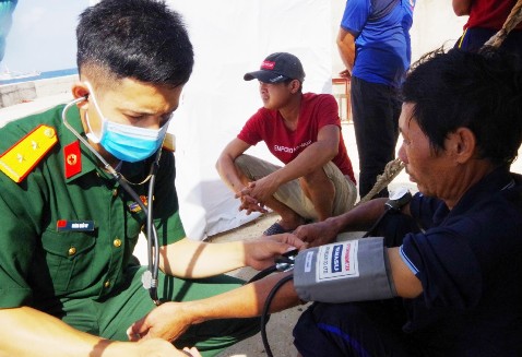 Quân y đảo An Bang cấp cứu ngư dân uống nhầm axit