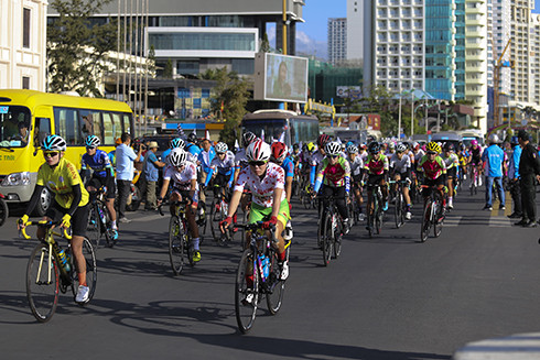 Các tay đua bước vào chặng đua từ Nha Trang đi Ninh Thuận.