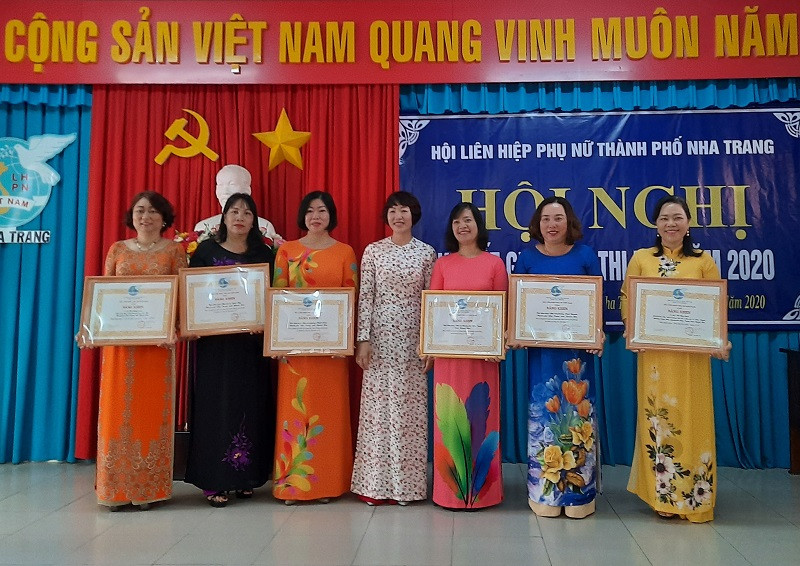 Các tập thể và cá nhân nhận bằng khen của Trung ương Hội LHPN Việt Nam