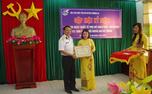 Thượng tá Lương Xuân Giáp trao giấy khen của Lữ đoàn cho Hội Phụ nữ cơ sở Lữ đoàn 146 Hải quân.