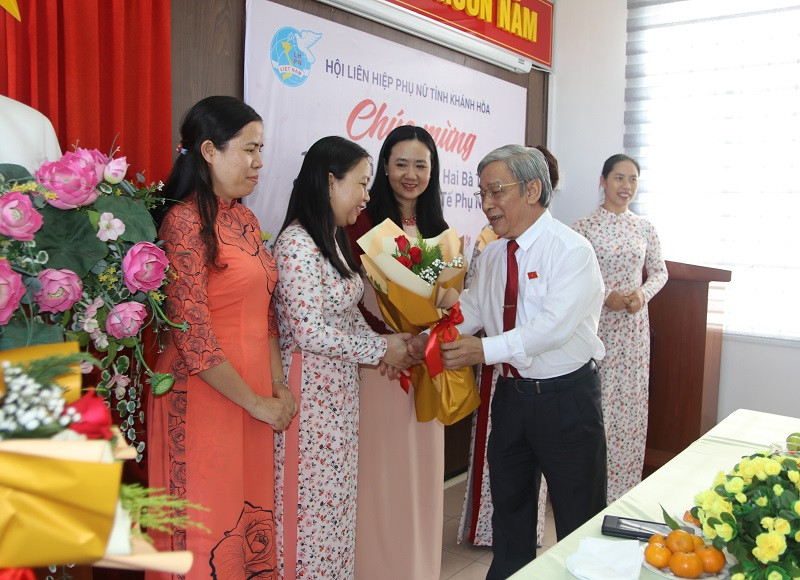 Đồng chí Lê Xuân Thân tặng hoa chúc mừng tập thể cán bộ Hội LHPN Khánh Hòa