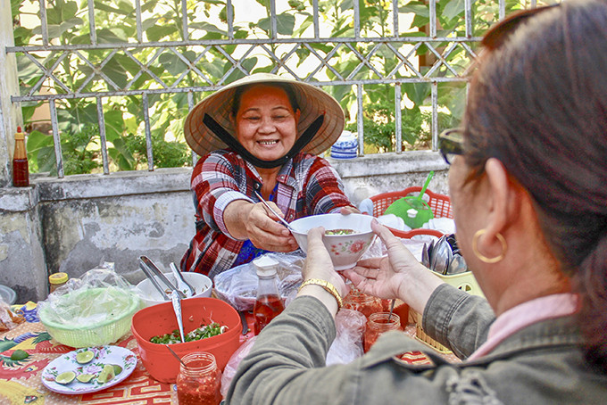 Người dân đã quen thuộc với quán bánh canh bà Lạc suốt 30 năm qua, tại đoạn đường Tỉnh lộ 9, phường Ba Ngòi.
