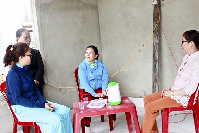 Các thành viên trong tổ Sen Vàng và Hội Phụ nữ phường Ba Ngòi  thăm hỏi, động viên chị Dung.