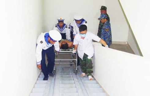 Bệnh xá đảo Trường Sa cấp cứu 3 ngư dân bị thương do nổ bình gas