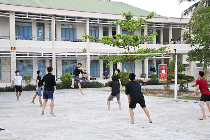 Hoạt động thể dục, thể thao tại cơ sở cách ly tập trung của Trung tâm Bồi dưỡng kiến thức quốc phòng, an ninh.