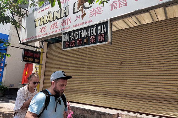 Nhiều nhà hàng ở Nha Trang đóng cửa vì ảnh hưởng của dịch Covid-19. Ảnh: XUÂN THÀNH