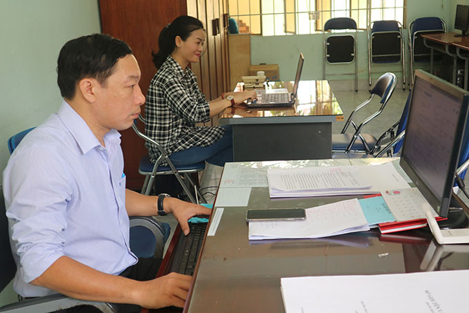 Các thầy cô Trường THCS Thái Nguyên thực hiện giảng dạy trực tuyến.  