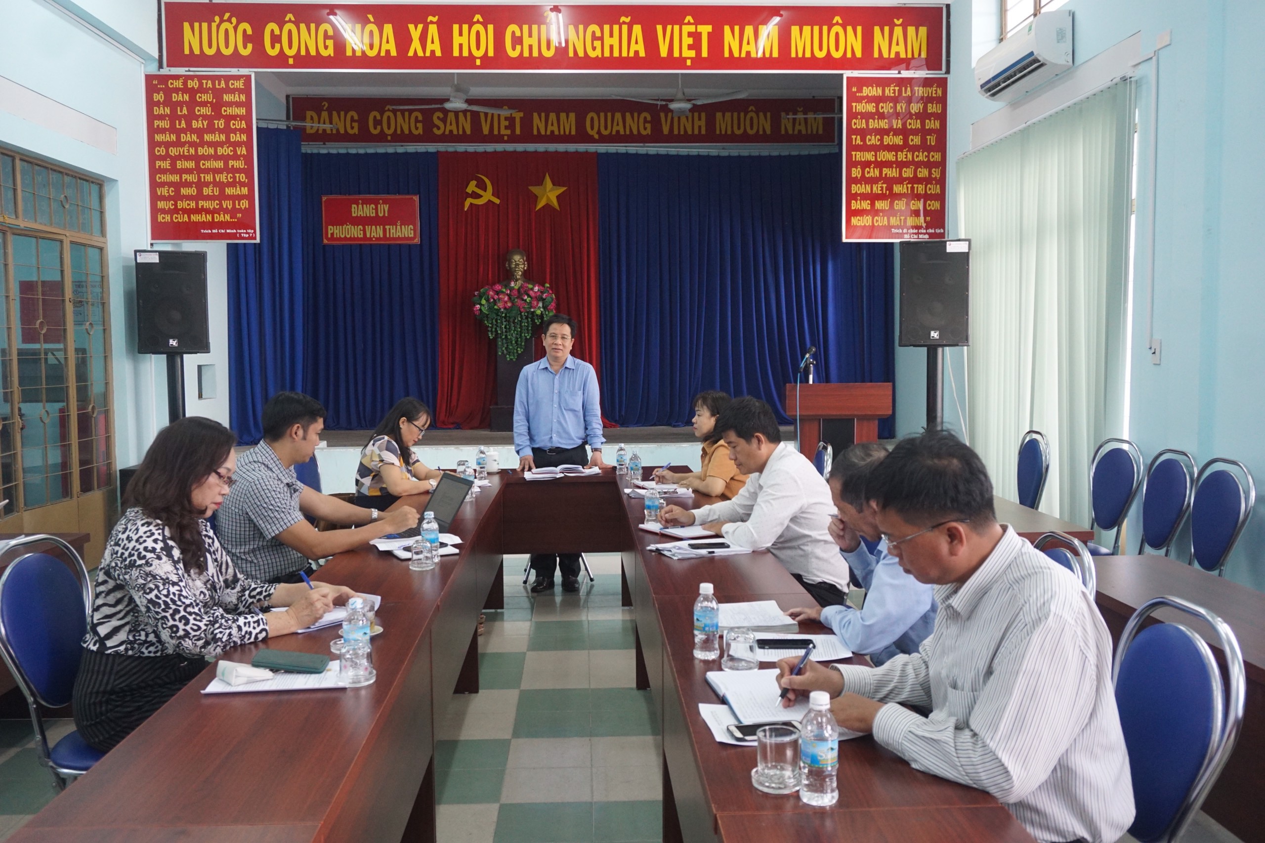 Ông Hồ Văn Mừng làm việc với Đảng ủy phường Vạn Thắng và Vĩnh Trường