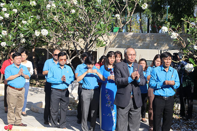 Dâng hương tại Khu tưởng niệm chiến sĩ Gạc Ma