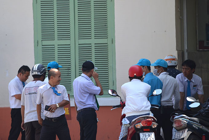 Nhiều tài xế taxi, xe ôm đón khách tại gan Nha Trang vẫn thờ ơ với việc đeo khẩu trang.