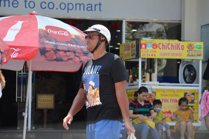 Du khách nước ngoài và một gia đình người dân không đeo khẩu trang tại siêu thị Corpmart Nha Trang.