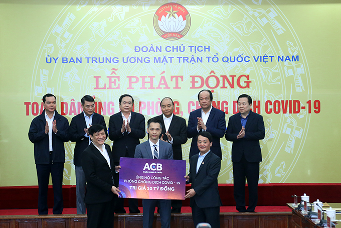 Ông Trần Hùng Huy – Chủ tịch HĐQT ACB đại diện ngân hàng trao hỗ trợ 10 tỷ đồng cho chính phủ để phòng, chống dịch Covid – 19. 