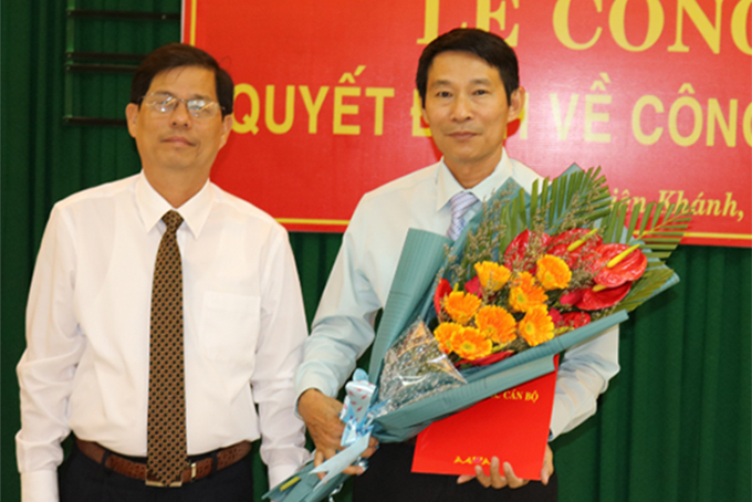 Ông Nguyễn Tấn Tuân (bên trái) trao quyết định cho ông Đinh Văn Thiệu