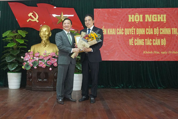 Ông Nguyễn Khắc Định trao quyết định và tặng hoa chúc mừng ông Nguyễn Khắc Toàn.
