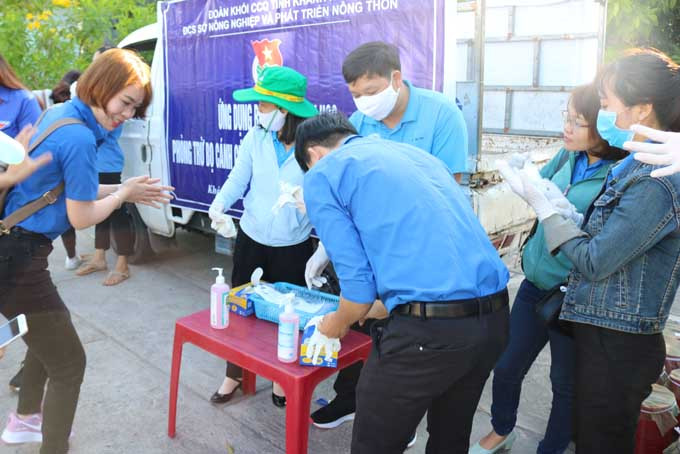 Đoàn viên chuẩn bị nước rửa tay, găng, khẩu trang làm việc để phòng tránh dịch Covid-19