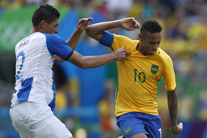 Brazil (áo vàng) là đội giành HC vàng bóng đá nam ở Olympic 2016. Ảnh: AFP.