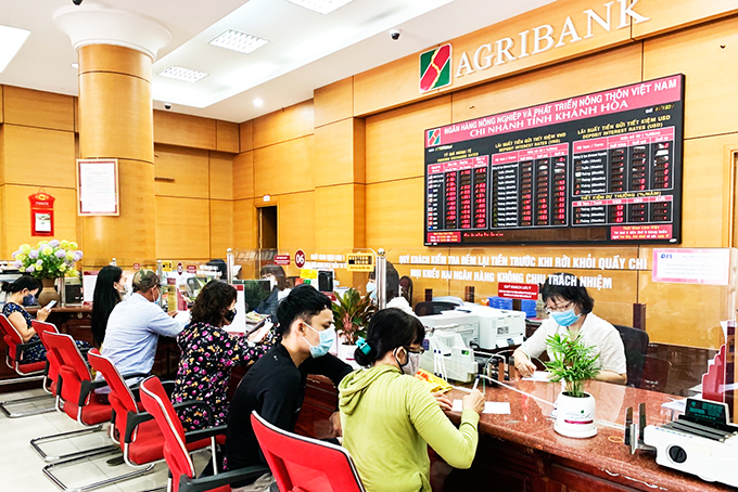 Khách hàng giao dịch tại Agribank Khánh Hòa.