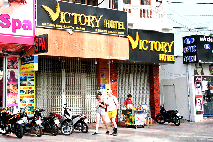 Một khách sạn trên đường Hùng Vương, Nha Trang đóng cửa vì vắng khách.