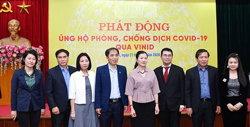 Đại diện UBTƯ MTTQ Việt Nam và đại diện VinID tại buổi lễ phát động ủng hộ phòng, chống dịch Covid-19 qua VinID.