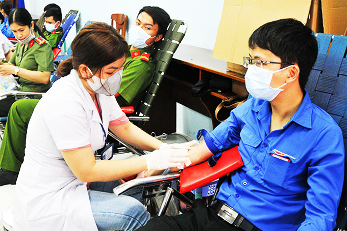 Đoàn viên, thanh niên hiến máu nhân đạo ứng phó tình huống khẩn cấp do dịch Covid-19.