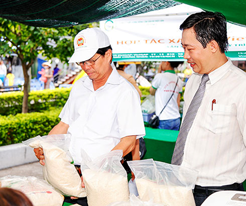 Lãnh đạo tỉnh khảo sát mặt hàng gạo Ngọc Quang tại Phiên chợ nông sản Khánh Hòa năm 2019.