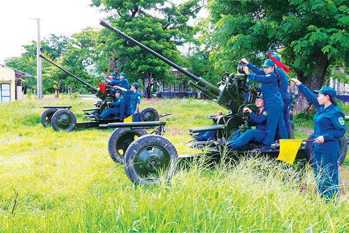Lực lượng dân quân tự vệ duyệt đội ngũ tại lễ ra quân huấn luyện đầu năm.