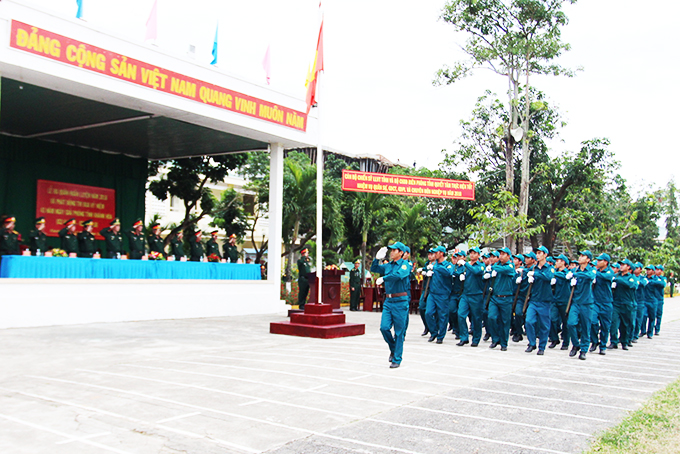 Lực lượng dân quân tự vệ duyệt đội ngũ tại lễ ra quân huấn luyện đầu năm.
