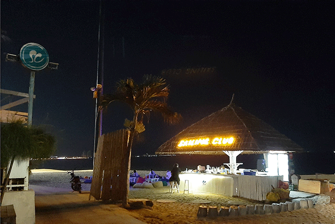 Khu vực bãi biển ở bar Sailing Club im ắng. 
