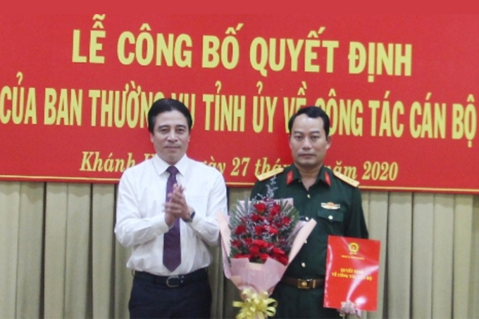 Ông Nguyễn Khắc Toàn trao quyết định cho Đại tá Bùi Đại Thắng.