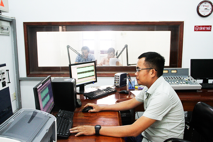 Nhân viên Đài Truyền thanh Nha Trang chuẩn bị cho một buổi phát sóng. 
