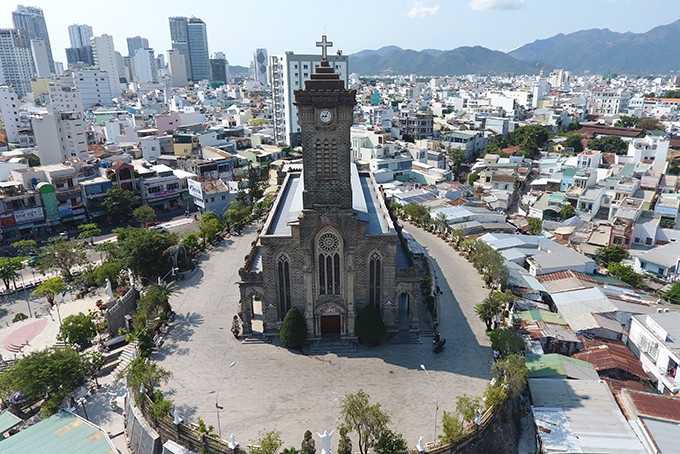 Nhà thờ Chánh tòa TP. Nha Trang vắng bóng giáo dân và du khách.