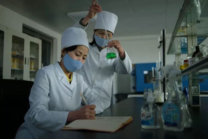 Các nhà nghiên cứu đang phân tích thành phần của một loại sản phẩm khử trùng mới tại Nhà máy Xà phòng Ryongaksan ở Bình Nhưỡng, Triều Tiên ngày 19/3. Ảnh: AFP