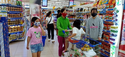 Người dân mua sắm tại Siêu thị Co.opmart Nha Trang chiều 31-3.