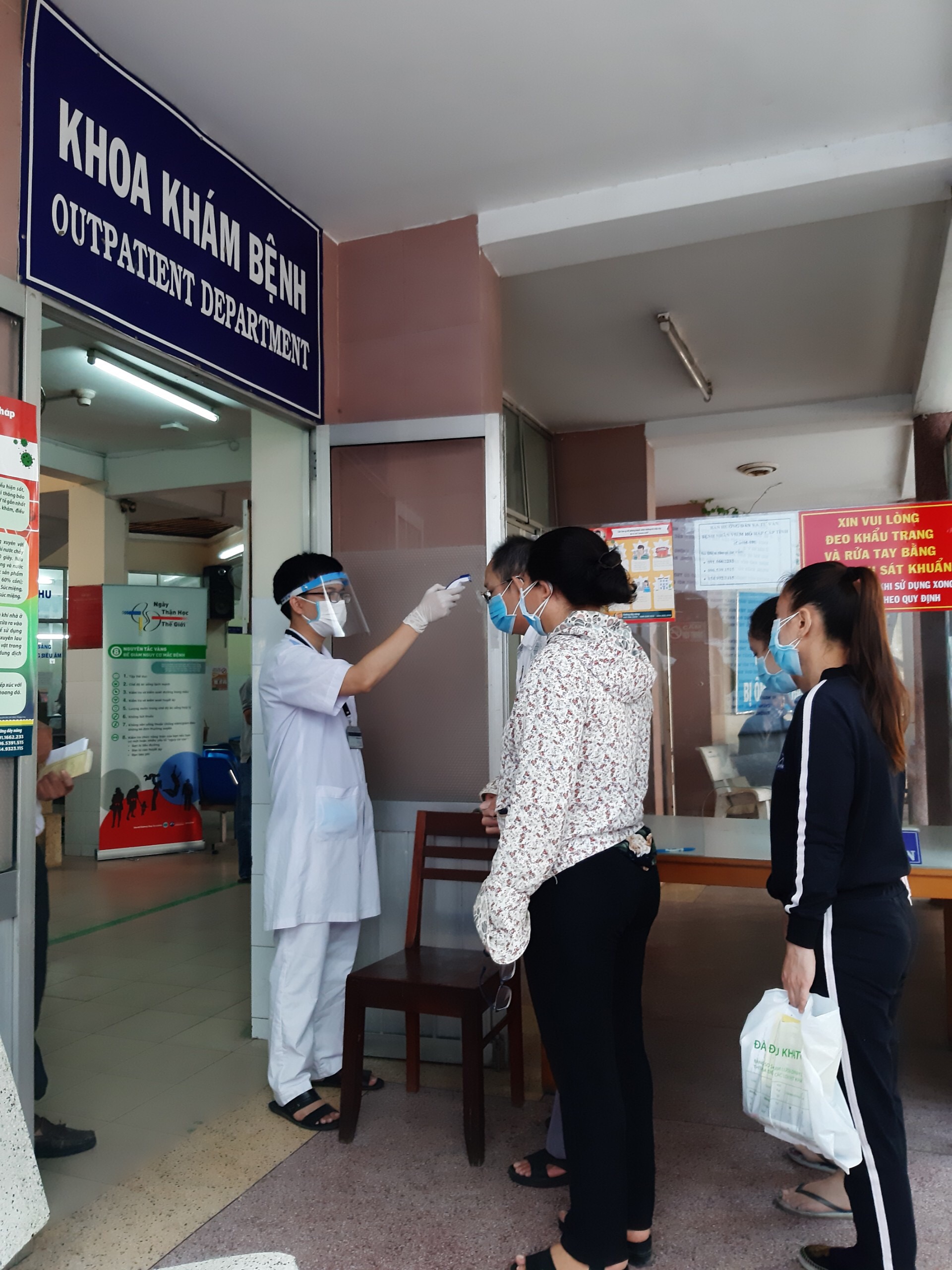 Đo thân nhiệt những người đến khám bệnh tại Bênh viện Đa khoa tỉnh Khánh Hoà