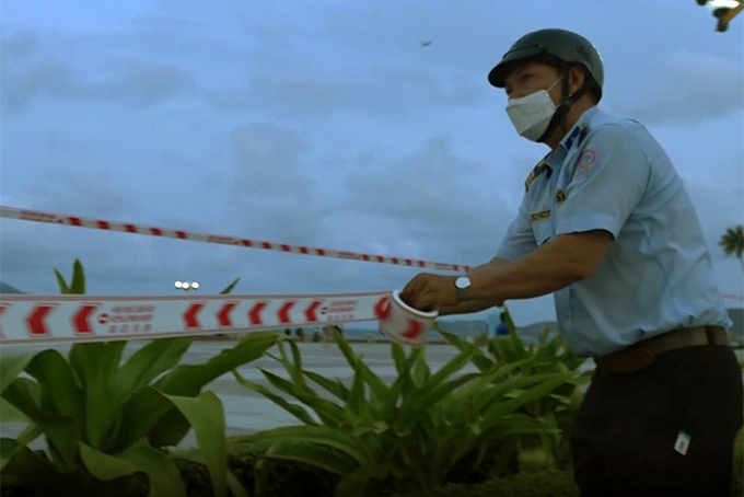 Lực lượng quản lý đô thị căng dây dọc bờ biển đường Trần Phú và Quảng trường 2-4 ngăn người dân xuống biển. Ảnh: M.P