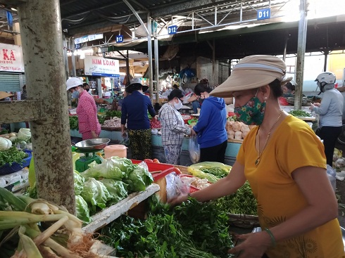 Người dân mua rau xanh tại chợ Xóm Mới sáng nay